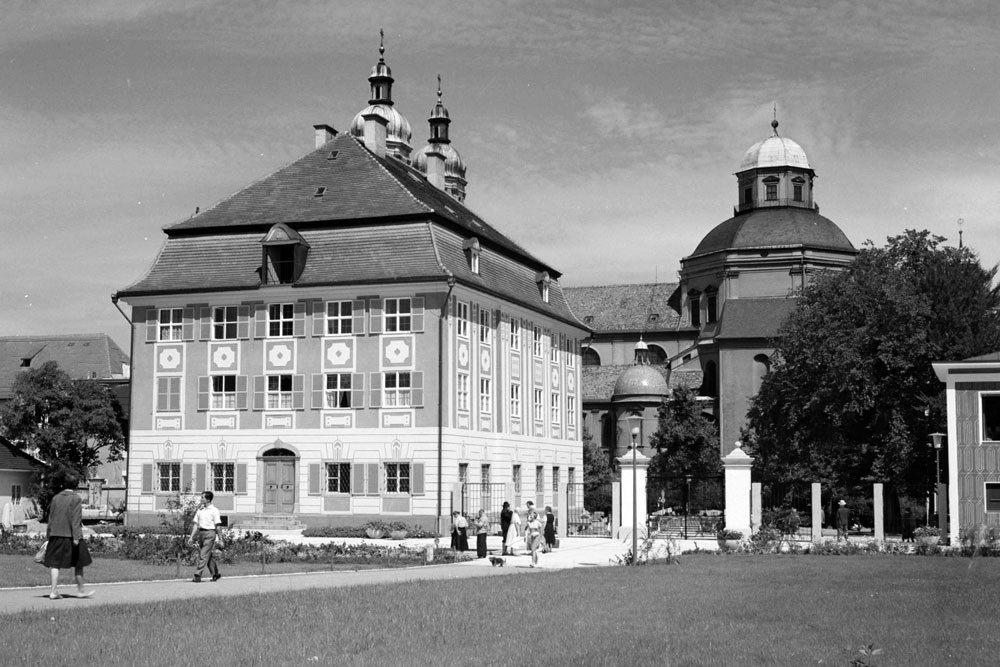 historisches schwarz-weiß-Foto: Zumsteinhaus, Ansicht von hinten mit Stadtpark