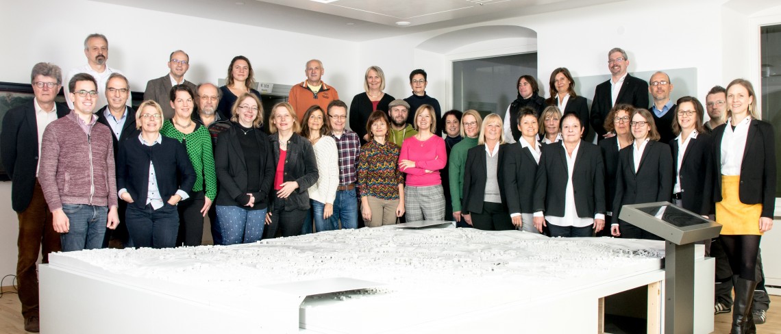 Gruppenbild Mitarbeiter (ca. 30 Personen) hinter 3D-Stadtmodell