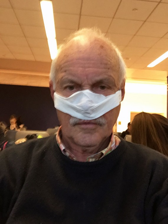 Älterer Mann mit viel zu kleiner selbst hergestellter Maske, die gerade die Nase bedeckt.