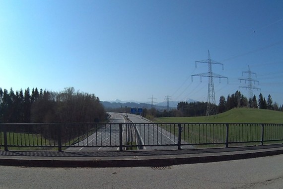 Blick von Brücke auf leere Autobahn