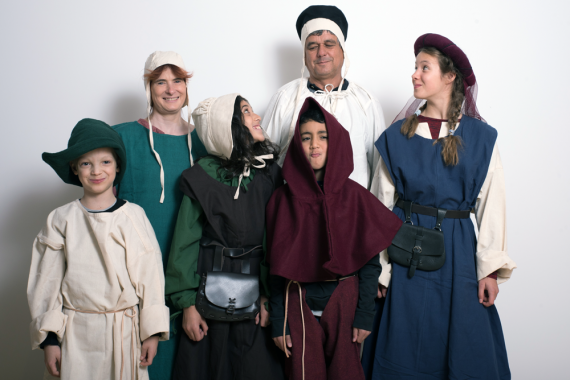 Frau, Mann und vier Kinder in mittelalterlichen Kostümen