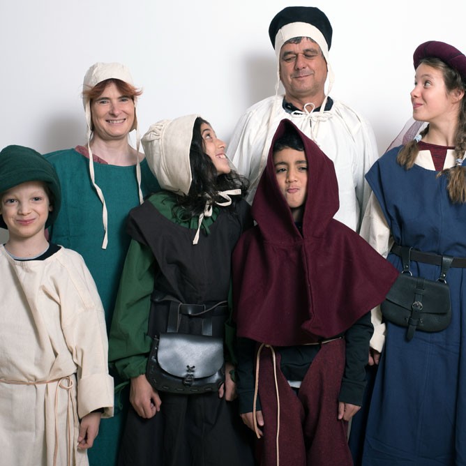 Frau, Mann und vier Kinder in mittelalterlichen Kostümen