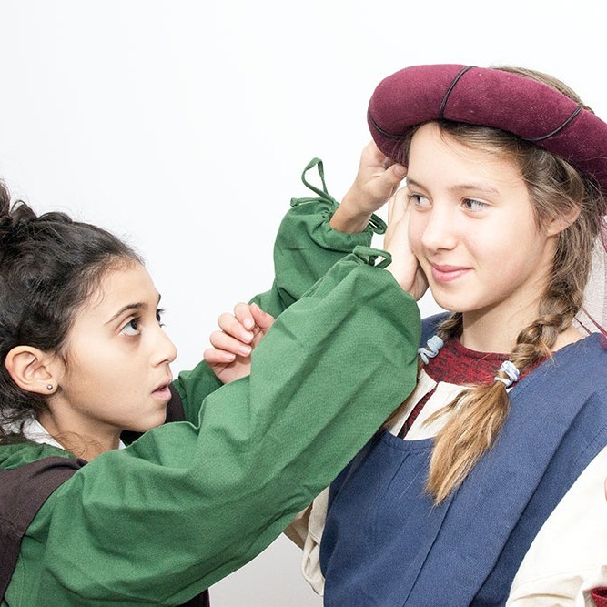 Zwei Mädchen in mittelalterlichen Kostümen