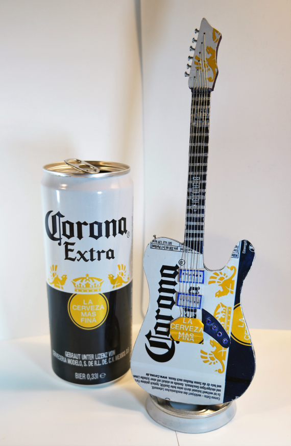 Bierdose &quot;Corona Extra&quot; und Gitarre hergesteltt aus Corona-Getränkedose