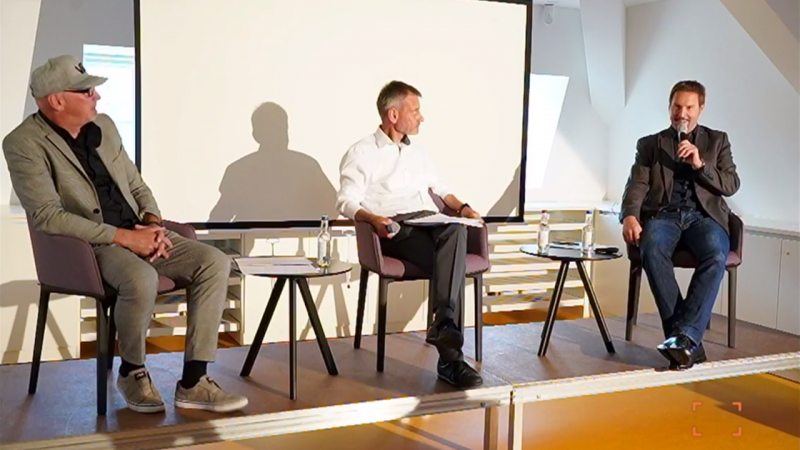 Mathias Rothdach, Tim Koemstedt, Franz G. Schröck sitzen auf Podium und sprechen miteinander