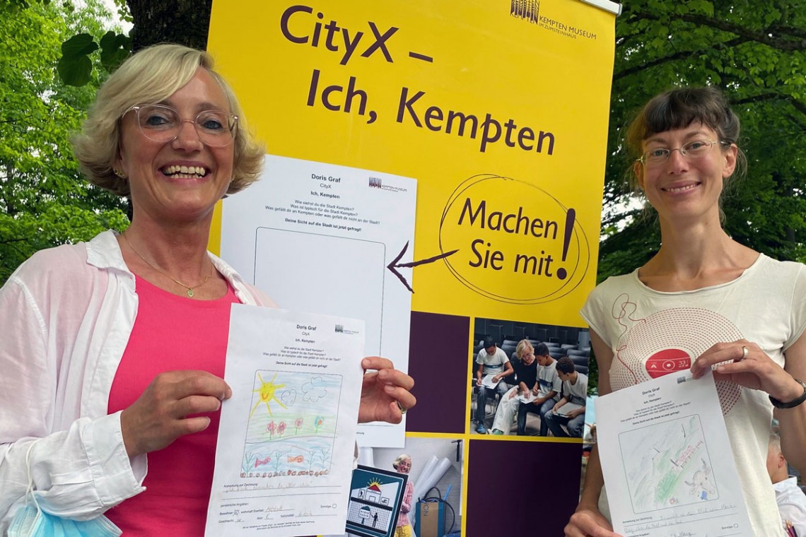 Künstlerin Doris Graf mit Projektleiterin Carolin Keim vor Aufsteller &quot;CityX – Ich, Kempten&quot;