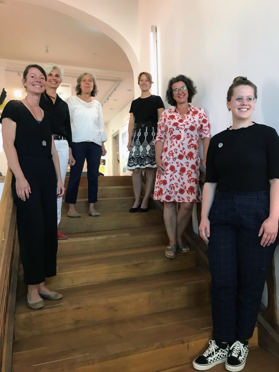 Sechs Frauen stehen auf Holztreppe im Kempten-Museum