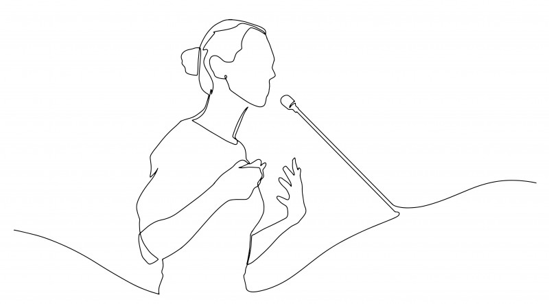 Strichzeichnung einer Frau im Profil, die in ein Mikrofon spricht