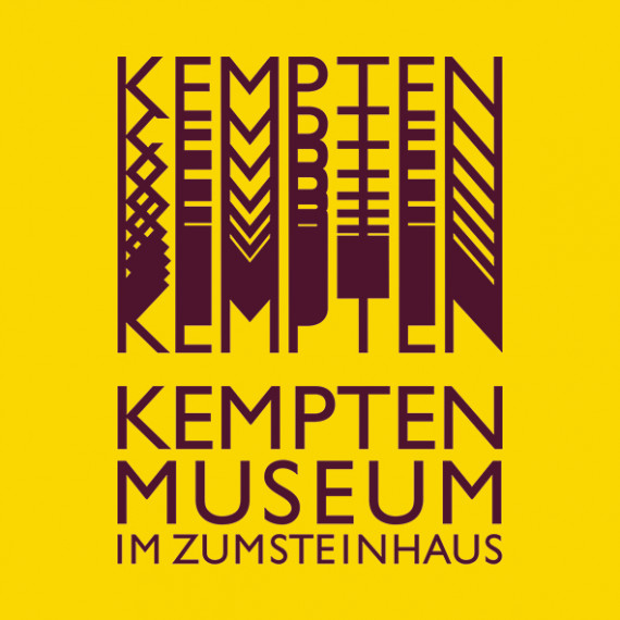 Gelber Würfel mit Schriftzug &quot;Kempten-Museum im Zumsteinhaus&quot; (Logo)