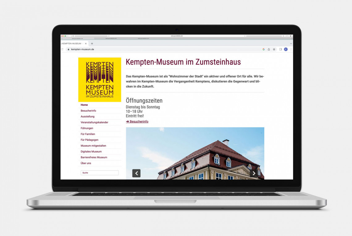 Laptop  mit geöffneter Startseite www.kempten-museum.de: Links oben in der Ecke ist das Museumslogo, darunter die Navigation, daneben die Öffnungszeiten, ein Begrüßungstext und ein Foto vom Museum