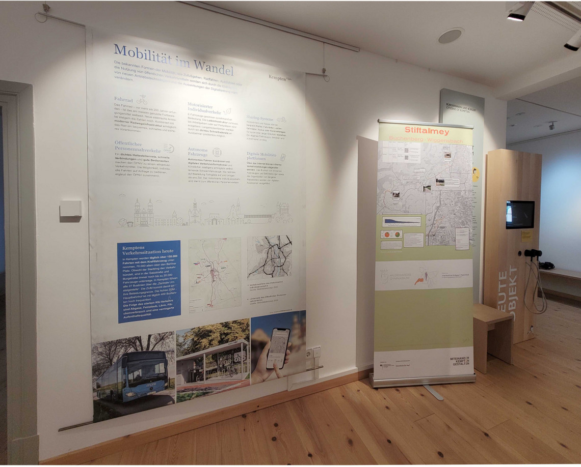 Blick in eine Ausstellung mit Stellwänden