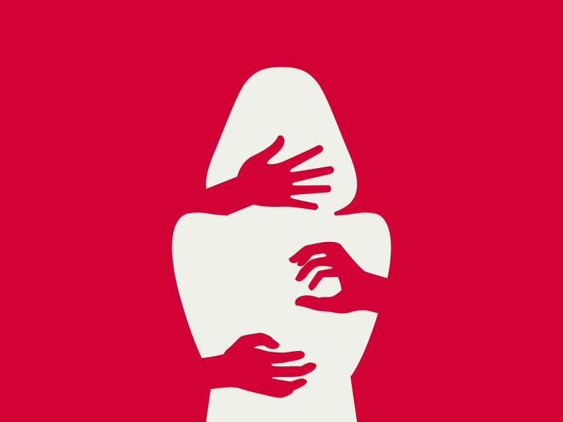 Silhouette einer Frau, die von Händen umfasst werden