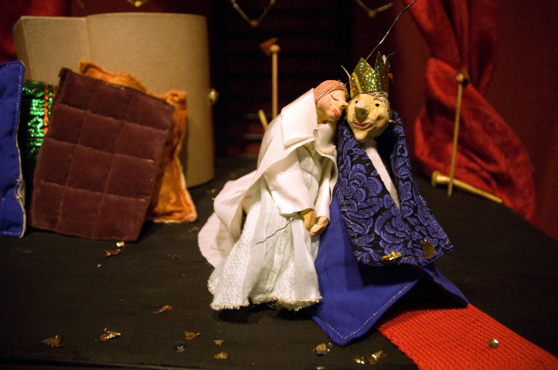 zwei Handpuppen sitzen aneinandergeschmiegt 