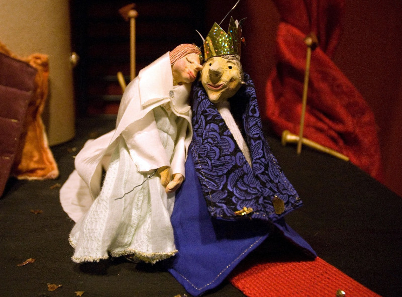 Puppentheater: Marktstand mit König und Körben