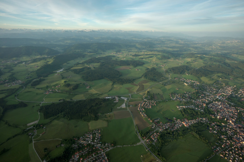 Drohenaufnahme Vogelperspektive auf eine l&auml;dnliche Kulturlandschaft mit Wiesen, Ortschaften und Feldern