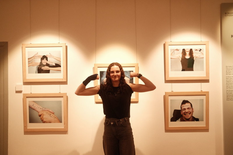 H&auml;nde greifen einander und bilden ein Netz vor blauem Himmel