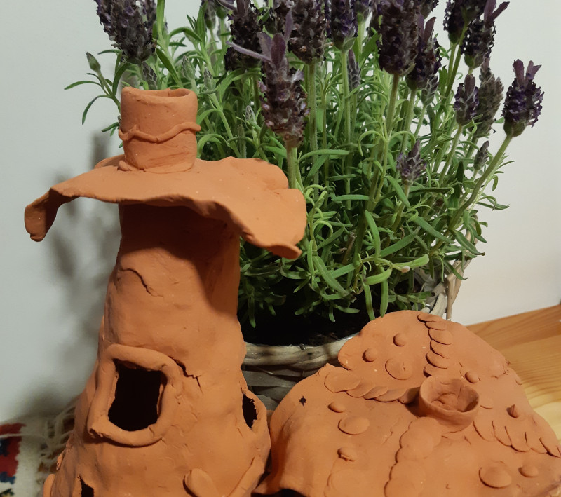 H&auml;uschen aus Ton mit Lavendel im Hintergrung